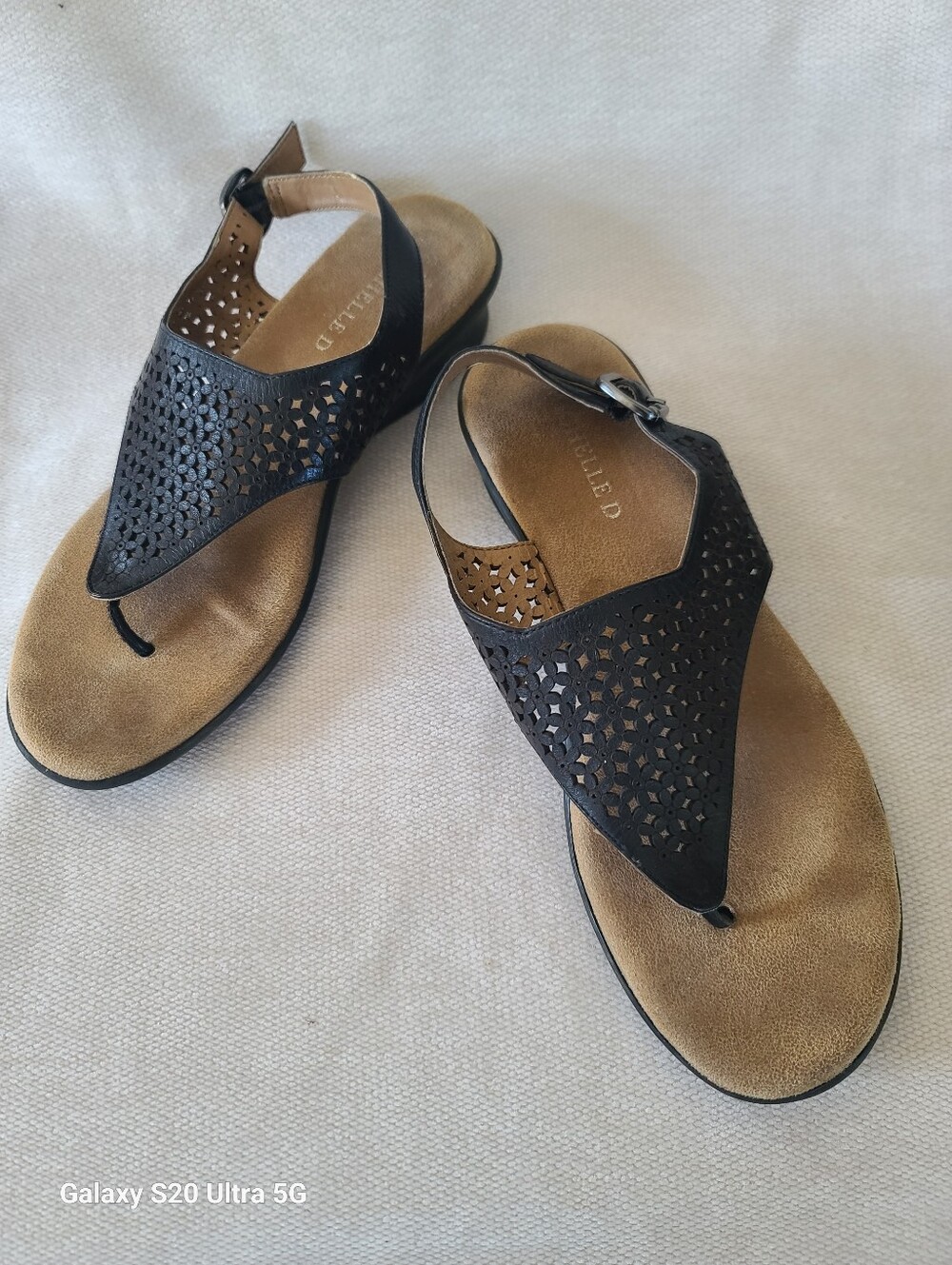 MICHELLE D Women's Black Laser-Cut Thong Sandals